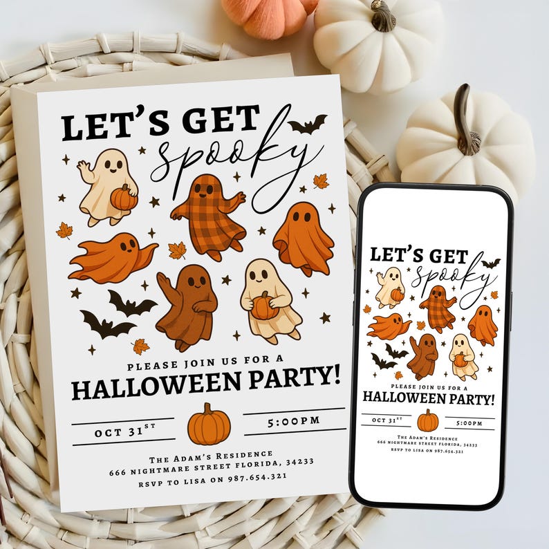 Pu&ograve; includere: Invito per una festa di Halloween con il testo "Let's Get Spooky" e illustrazioni di fantasmi. L'invito include data, ora e indirizzo. Uno smartphone mostra lo stesso design.