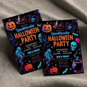 Puede incluir: Dos invitaciones para una fiesta de Halloween con fondo negro e ilustraciones de ne&oacute;n de calabazas, fantasmas, ara&ntilde;as y calaveras. El texto dice "Spooktacular Halloween Party" con detalles del evento. Las invitaciones son rectangulares.