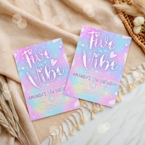 Puede incluir: Dos invitaciones de cumplea&ntilde;os en colores pastel con el texto "Five is a Vibe". Las invitaciones incluyen detalles para el 5&ordm; cumplea&ntilde;os de Amanda, con fecha y hora. El dise&ntilde;o presenta corazones, nubes y estrellas.