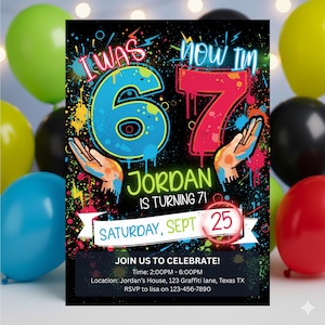 Puede incluir: Una invitación de cumpleaños con fondo negro y texto colorido estilo grafiti. La invitación dice "¡Tenía 6, ahora tengo 7!" con el nombre "Jordan" y la fecha "Sábado 25 de septiembre". Globos de varios colores rodean la invitación.