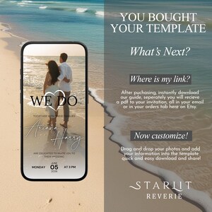 Op de afbeelding: Een digitaal sjabloon voor een huwelijksuitnodiging met een strandachtergrond. Het sjabloon toont een stel voor de oceaan met de tekst "We Do" en hun namen "Ariana & Harry". De tekst "Together with their families are delighted to invite you to their wedding" is ook inbegrepen. De datum en tijd van de bruiloft zijn vermeld als "Maandag, 5 juni 2026 om 15:00 uur".