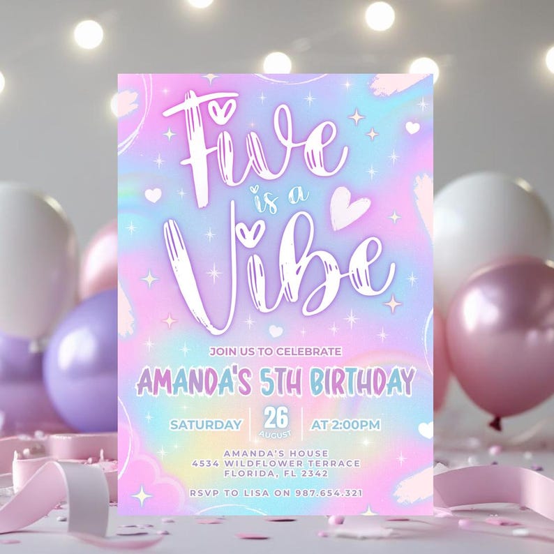 Puede incluir: Una invitaci&oacute;n de cumplea&ntilde;os en colores pastel con el texto "Five is a Vibe" en escritura blanca. La invitaci&oacute;n incluye detalles para el 5&ordm; cumplea&ntilde;os de Amanda, con fecha, hora y lugar. Globos en tonos rosa, morado y blanco en el fondo.