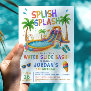 Puede incluir: Una colorida invitación para una fiesta acuática con tobogán, palmeras y piscina. El texto dice "Splish Splash" y anuncia el 5º cumpleaños de Jordan. Incluye fecha, hora y lugar del evento.