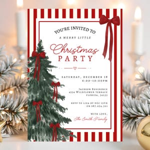 Puede incluir: Una invitación a una fiesta de Navidad con un árbol de Navidad en acuarela y lazos rojos. La invitación tiene un borde a rayas rojas y blancas e incluye el texto "You're Invited to a Merry Little Christmas Party."