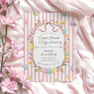 Puede incluir: Invitación a un brunch de Pascua con fondo a rayas rosas y blancas. La invitación presenta una cinta rosa, detalles florales y el texto "Easter Brunch & Egg Hunt!" con la fecha y hora. Incluye ilustraciones de conejos y huevos.