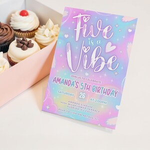 Puede incluir: Una invitaci&oacute;n de cumplea&ntilde;os con el texto "Five is a Vibe" sobre un fondo pastel. La invitaci&oacute;n es para el 5&ordm; cumplea&ntilde;os de Amanda, con la fecha, hora y detalles del lugar. Cupcakes en una caja en el fondo.