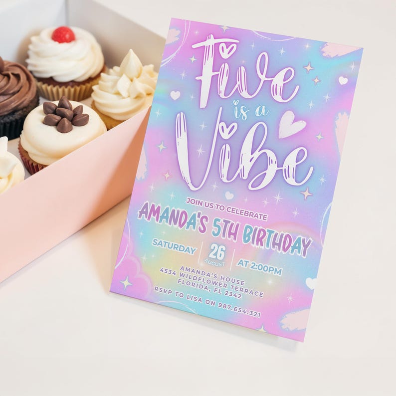 Puede incluir: Una invitaci&oacute;n de cumplea&ntilde;os con el texto "Five is a Vibe" sobre un fondo pastel. La invitaci&oacute;n es para el 5&ordm; cumplea&ntilde;os de Amanda, con la fecha, hora y detalles del lugar. Cupcakes en una caja en el fondo.