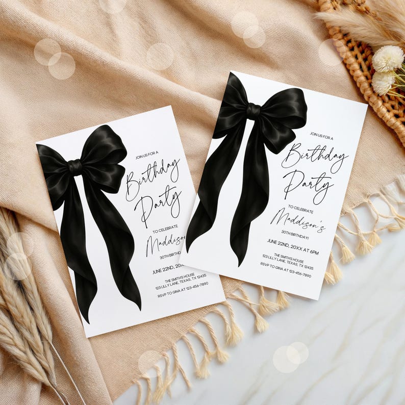 Peut inclure: Invitation &agrave; une f&ecirc;te d'anniversaire en noir et blanc avec un grand n&oelig;ud en satin noir. L'invitation indique "Rejoignez-nous pour une f&ecirc;te d'anniversaire pour c&eacute;l&eacute;brer le 30e anniversaire de Maddison" avec la date et l'heure de la f&ecirc;te.