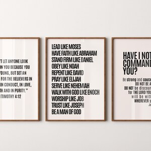 Puede incluir: Tres impresiones enmarcadas con citas inspiradoras en texto negro sobre fondo blanco. Los marcos son de color marrón cálido. Las impresiones presentan citas de la Biblia, incluidos versículos de 1 Timoteo y Josué.