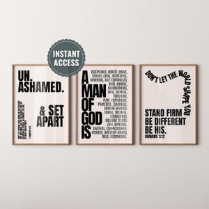 Könnte beinhalten: Drei gerahmte Kunstdrucke mit inspirierenden Zitaten in schwarzem Text auf weißem Hintergrund. Die Drucke enthalten Sätze wie „Unashamed & Set Apart“, „A Man of God Is“ und „Don't Let the World Shape You“. Die Rahmen sind hellbraun.
