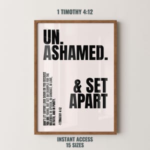 Puede incluir: Un cartel enmarcado con las palabras "UNASHAMED & SET APART" en negrita negra. El cartel también incluye el versículo bíblico 1 Timoteo 4:12 y la frase "QUE NADIE TE MENOSPRECIE POR SER JOVEN..." en una fuente más pequeña.
