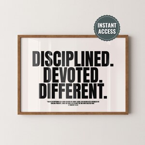 Könnte beinhalten: Gerahmter Druck mit den Worten "DISCIPLINED. DEVOTED. DIFFERENT." in fetter schwarzer Schrift. Darunter ein Zitat aus 2. Timotheus 2:3-4. Der Druck hat einen braunen Holzrahmen und einen "INSTANT ACCESS" Aufkleber.