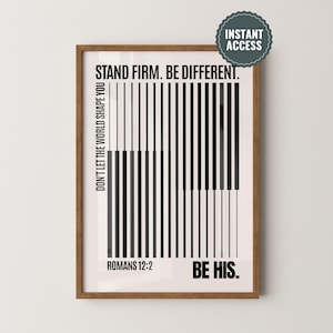 Könnte beinhalten: Ein gerahmter Druck mit hellem Hintergrund und einem braunen Holzrahmen. Das Kunstwerk zeigt vertikale schwarz-weiße Linien und den Text "STAND FIRM. BE DIFFERENT." und "DON'T LET THE WORLD SHAPE YOU." Der Text "ROMANS 12:2" und "BE HIS." sind ebenfalls vorhanden.