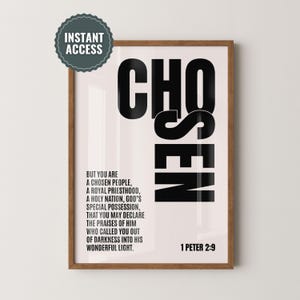 以下が含まれることがあります： 「CHOSEN」という言葉が大きく太字の黒い文字で書かれた額入りのプリント。その下に、1ペテロ2:9からの聖書の詩が含まれています。プリントは木製のフレームに入っており、「INSTANT ACCESS」のステッカーが付いています。