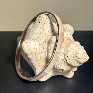 Slim Silver Tone Bangle Bracelet Minimalist Two Tone Bracelet Acrylic Inlay Modern Stackable Bracelet Clean Classic Style