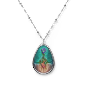 Peut inclure: Un collier en chaîne argent avec un pendentif en forme de larme représentant une peinture d'un iris violet poussant d'un cœur avec des racines. L'arrière-plan est de couleur bleu sarcelle.