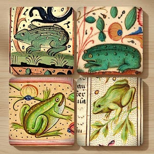 Könnte beinhalten: Vier quadratische Untersetzer mit mittelalterlichen Illustrationen von grünen Fröschen. Jeder Untersetzer hat ein einzigartiges Design mit detaillierten Kunstwerken, darunter Pflanzen und Text, auf cremefarbenem Hintergrund. Die Untersetzer sind wahrscheinlich aus Keramik oder einem ähnlichen Material.