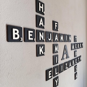 Azulejos de Scrabble de madera personalizados de 5x5: arte mural con nombre personalizado, azulejos rústicos con letras, decoración de crucigramas familiares, regalo de boda e inauguración de la casa