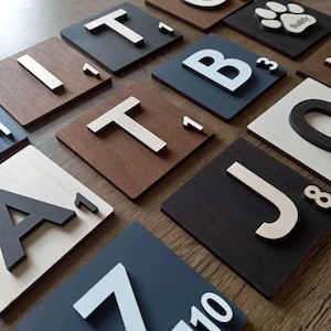 Arte mural de azulejos grandes de Scrabble (1,2 x 1,2 cm): arte mural con nombre personalizado, azulejos rústicos con letras 3D, decoración de crucigramas familiares, nombre de familia de Scrabble