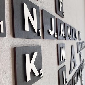Fichas de Scrabble de madera personalizadas: decoración de pared con nombre personalizado, letras rústicas de madera, crucigramas familiares, regalo de boda, decoración de inauguración de la casa