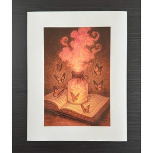 Zauberglas & Schmetterlinge Art Print - Zauberhaftes Witchy Wandbild, leuchtende Glasflasche auf Grimoire, Fantasy Cottagecore Decor