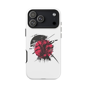以下が含まれることがあります： 白い携帯電話ケース。赤い太陽を背景に、赤と黒の侍のグラフィック。デザインには日本の文字と抽象的な筆致が含まれており、ダイナミックで芸術的な美学を作り出しています。