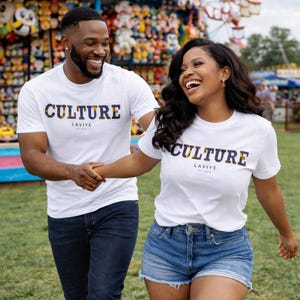 Afrikanskt tryckt par-T-shirt med matchande kulturslogan, vit bomull, Kente-skjorta med grafisk design, outfit för honom och henne, afro-sommar, semesterpassform