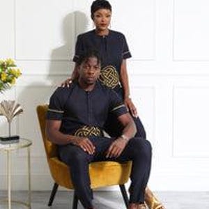 Marinblå broderad afrikansk outfit för par | Unisex kortärmad tunika och smala byxor i set | Elegant traditionell tvådelad klädsel bild 4
