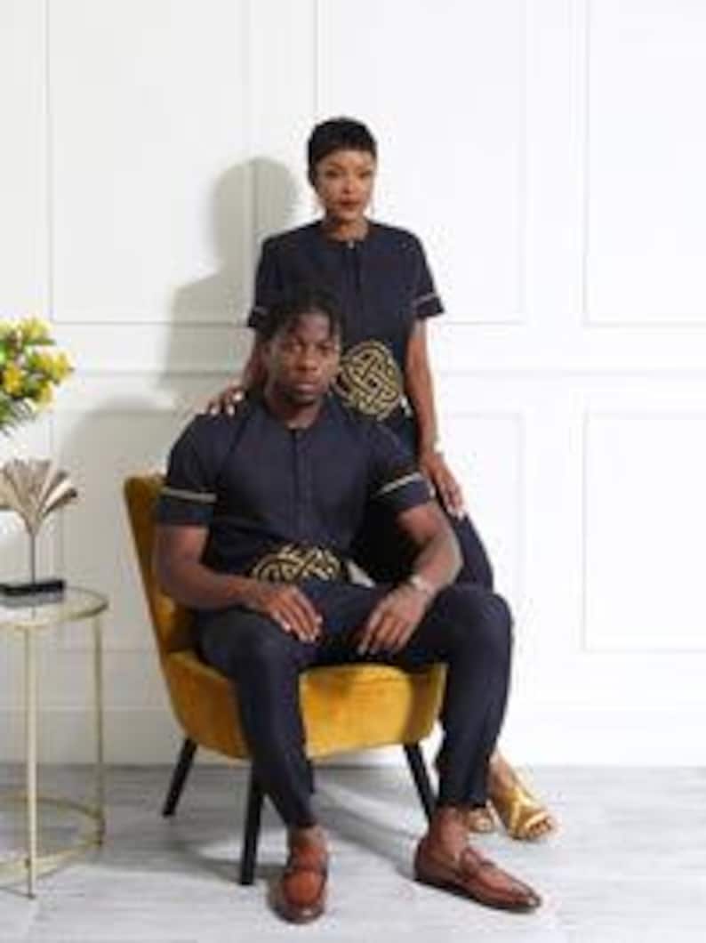 Marinblå broderad afrikansk outfit för par | Unisex kortärmad tunika och smala byxor i set | Elegant traditionell tvådelad klädsel bild 4