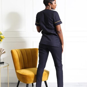 Marinblå broderad afrikansk outfit för par | Unisex kortärmad tunika och smala byxor i set | Elegant traditionell tvådelad klädsel bild 8