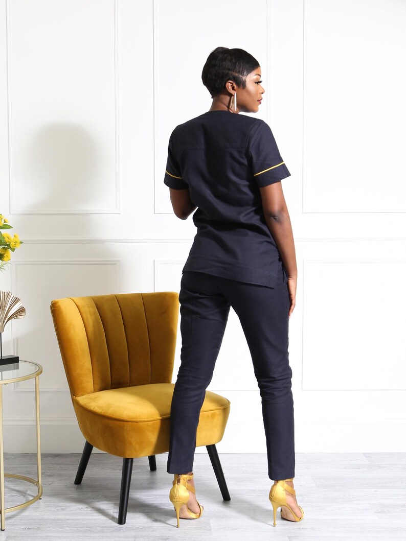 Marinblå broderad afrikansk outfit för par | Unisex kortärmad tunika och smala byxor i set | Elegant traditionell tvådelad klädsel bild 8
