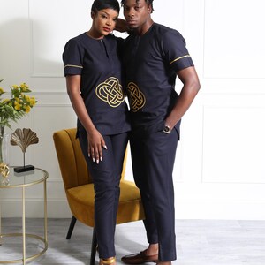 Marinblå broderad afrikansk outfit för par | Unisex kortärmad tunika och smala byxor i set | Elegant traditionell tvådelad klädsel bild 7