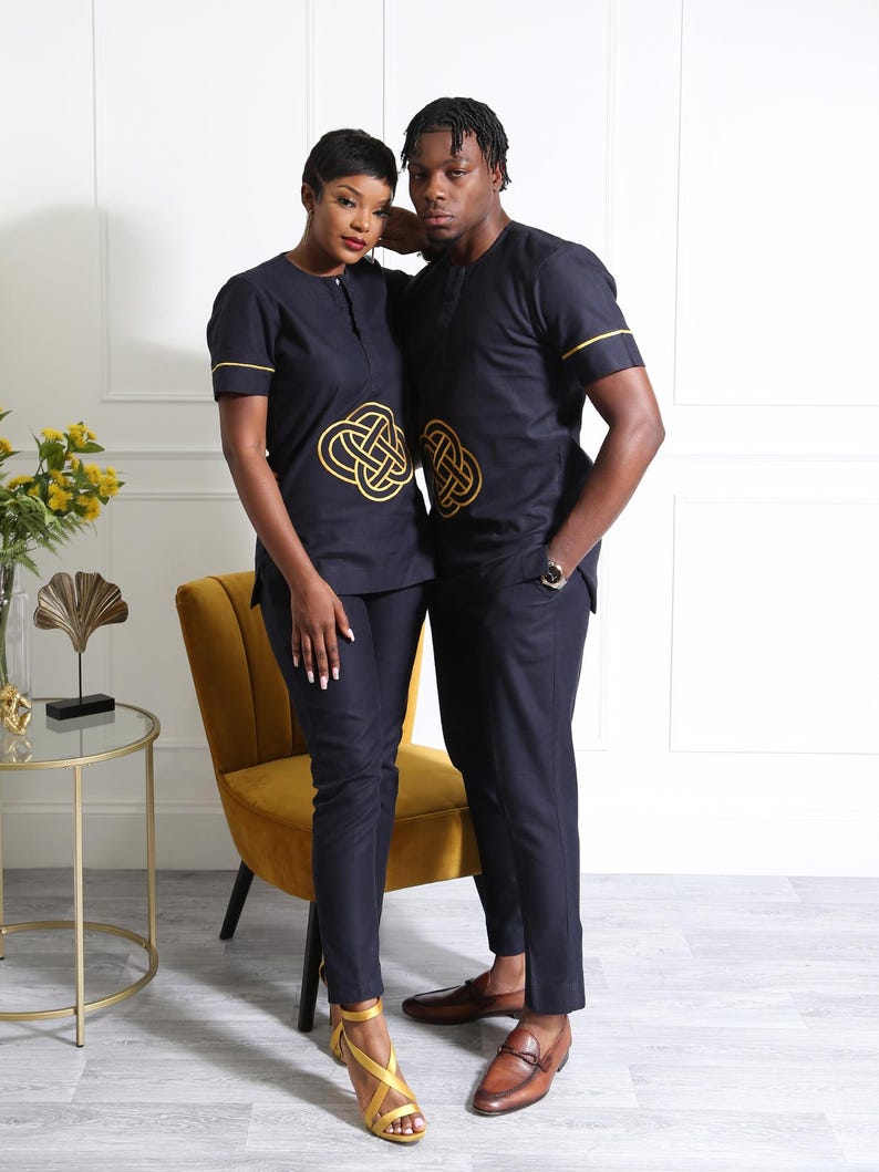 Marinblå broderad afrikansk outfit för par | Unisex kortärmad tunika och smala byxor i set | Elegant traditionell tvådelad klädsel bild 7
