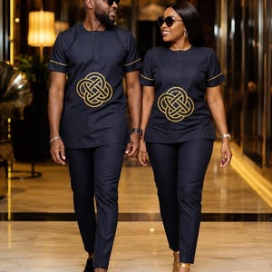 Marinblå broderad afrikansk outfit för par | Unisex kortärmad tunika och smala byxor i set | Elegant traditionell tvådelad klädsel bild 2