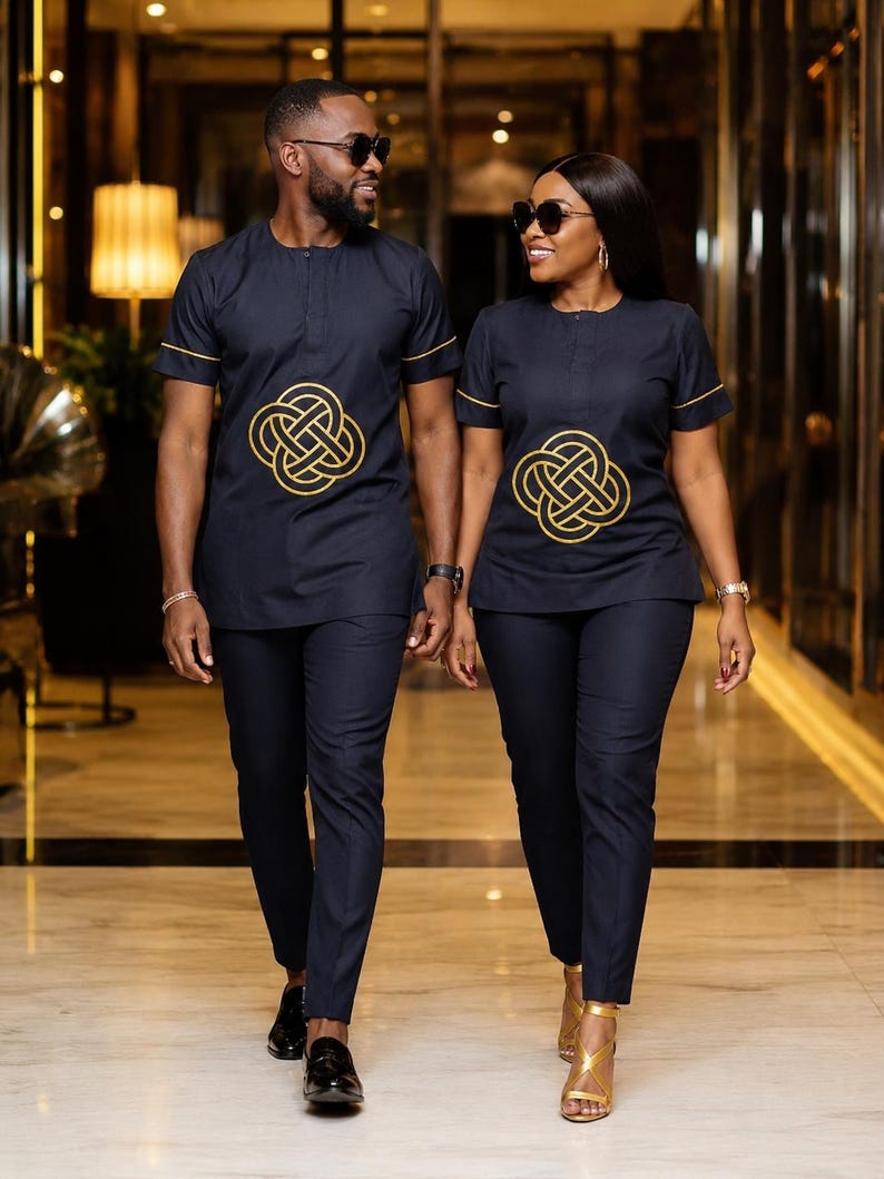 Marinblå broderad afrikansk outfit för par | Unisex kortärmad tunika och smala byxor i set | Elegant traditionell tvådelad klädsel bild 2
