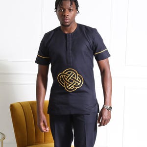 Marinblå broderad afrikansk outfit för par | Unisex kortärmad tunika och smala byxor i set | Elegant traditionell tvådelad klädsel bild 9