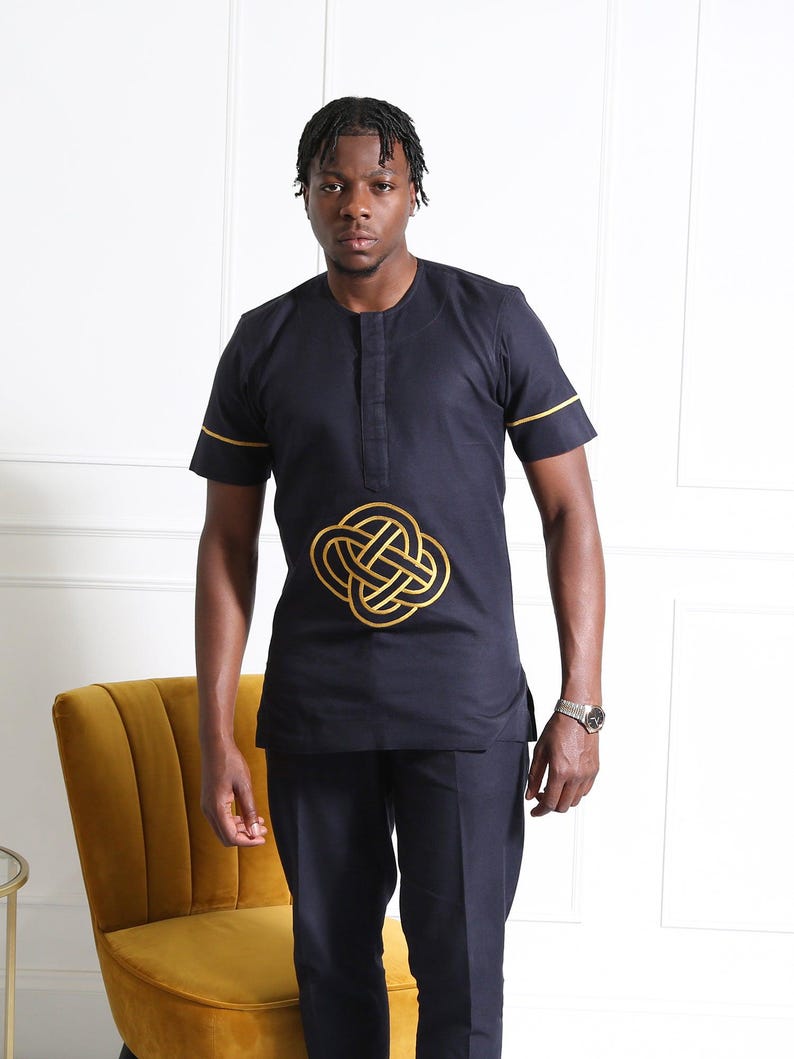 Marinblå broderad afrikansk outfit för par | Unisex kortärmad tunika och smala byxor i set | Elegant traditionell tvådelad klädsel bild 9