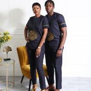 Marinblå broderad afrikansk outfit för par | Unisex kortärmad tunika och smala byxor i set | Elegant traditionell tvådelad klädsel bild 3