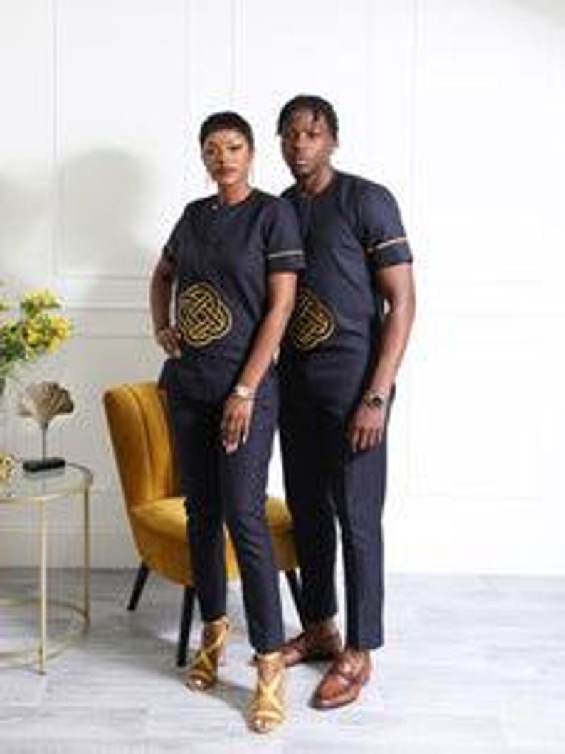 Marinblå broderad afrikansk outfit för par | Unisex kortärmad tunika och smala byxor i set | Elegant traditionell tvådelad klädsel bild 3