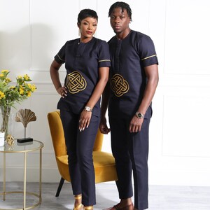 Marinblå broderad afrikansk outfit för par | Unisex kortärmad tunika och smala byxor i set | Elegant traditionell tvådelad klädsel bild 6