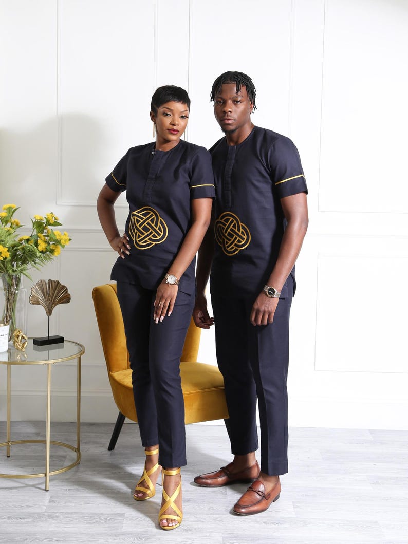Marinblå broderad afrikansk outfit för par | Unisex kortärmad tunika och smala byxor i set | Elegant traditionell tvådelad klädsel bild 6
