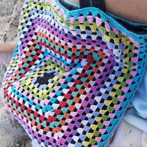 wunderschöne Häkeltasche im Häkel-Bono-Stil.