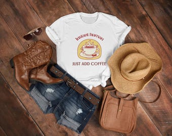Maglietta unisex Coffee Lover, Just Add Coffee, regalo per gli amanti del caffè, maglietta divertente con scritta "Coffee"