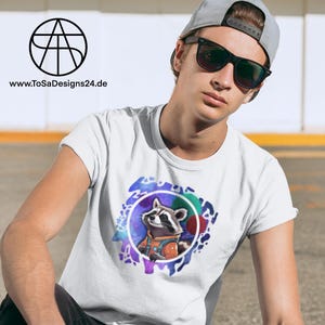 Niedlicher Astronaut Waschbär T-Shirt - Space Pets Kollektion - Geschenk für Tier & Weltraum Fans - Gildan 5000