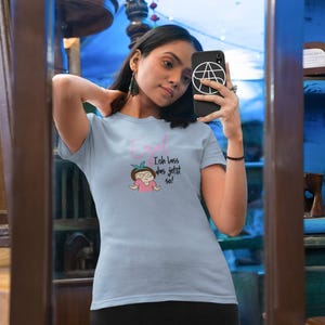 Hoe ik het ook laat, ik laat het nu zo Shirt voor vrouwen – Grappig cartoon spreuk T-shirt – Zelfspot cadeau-idee – Gildan 64000L dames T-shirt