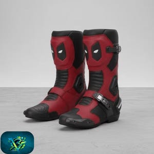 Può includere: Paio di stivali da moto rossi e neri con design Deadpool. Gli stivali presentano una tomaia rossa con dettagli neri, tra cui il design della maschera di Deadpool sullo stinco. Hanno cinturini regolabili e una suola robusta.