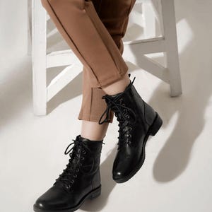 Zwarte leren bikerlaarzen – enkellaarsjes in combatstijl voor dames, winterloafers met veters, retro handgemaakte alledaagse schoenen leren damesschoenen