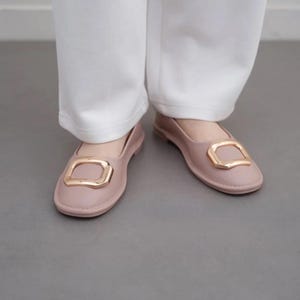 Bailarinas rosas hechas a mano – Zapatos planos retro de punta redonda con hebilla dorada – Bailarinas de piel sintética para mujer – Zapatos casuales sin cordones para uso diario – Minimalistas