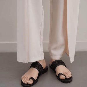 Handmade Black Leather Slides Sandals for Women– Greek Toe Ring Flat Sandals–Strappy Summer Slip-On with Rubber Sole
