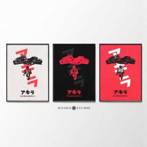 Juego de 3 pósteres minimalistas de Akira con estampados grunge en una paleta de tres colores vibrantes: arte mural de anime retro del clásico japonés de culto.